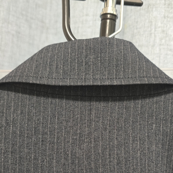 Le Suit Dark Gray Pinstripe Pantsuit Excellent Condition Size 22 W - Picture 10 of 16